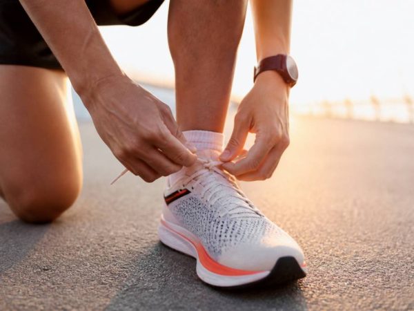 Laçage des chaussures de marathon : techniques et conseils pour un maintien optimal